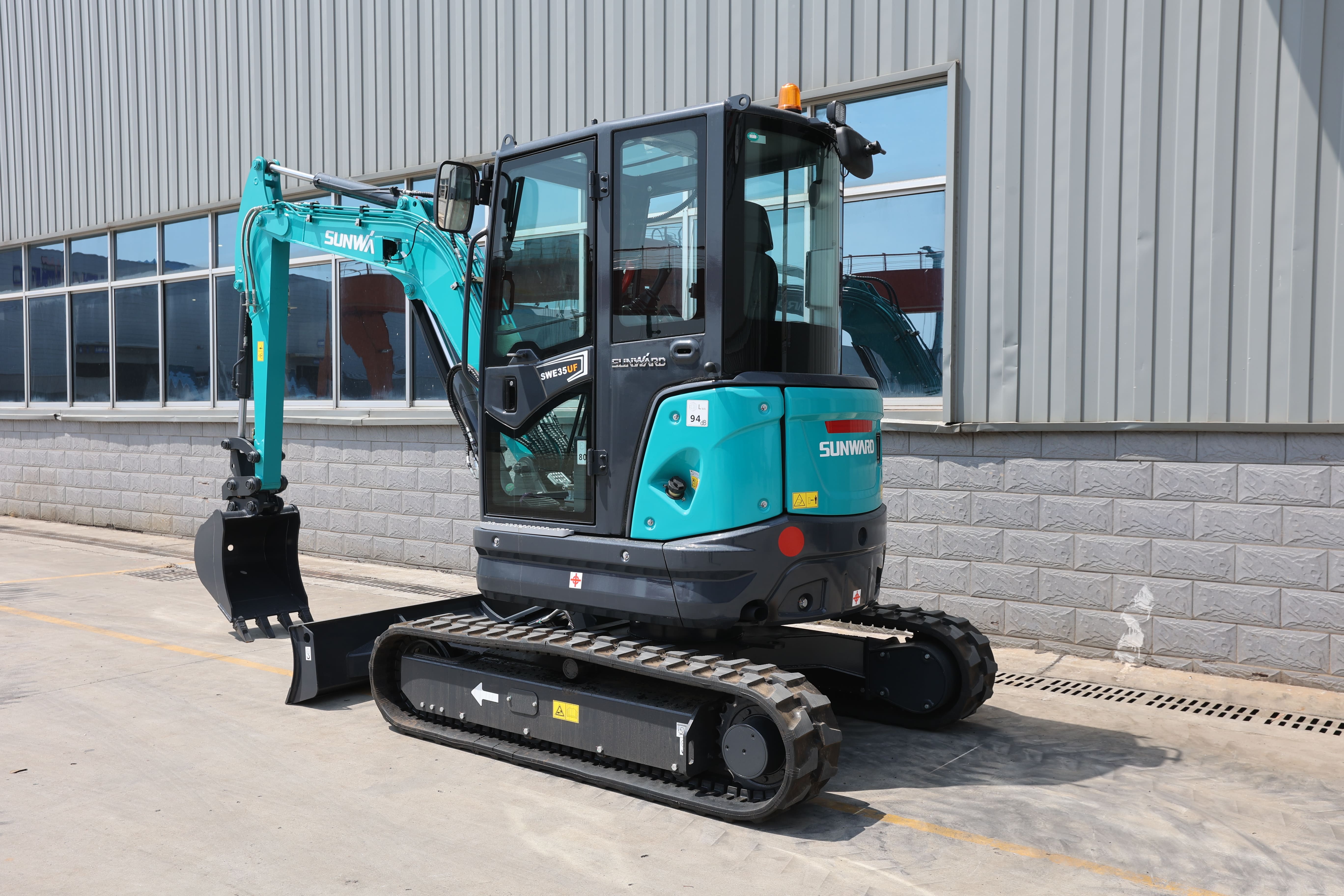 Мини-экскаватор Sunward SWE35UF